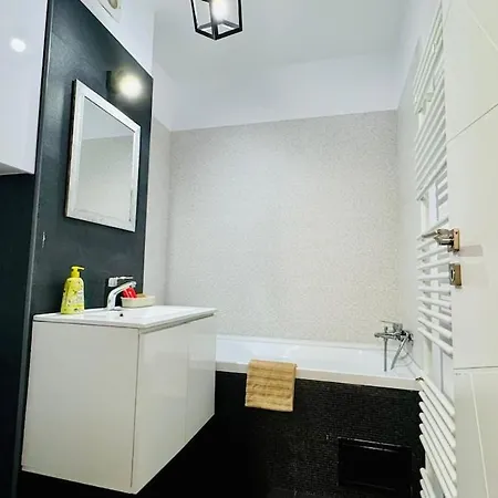 Chique Near Mall Plaza Apartment Bucharest