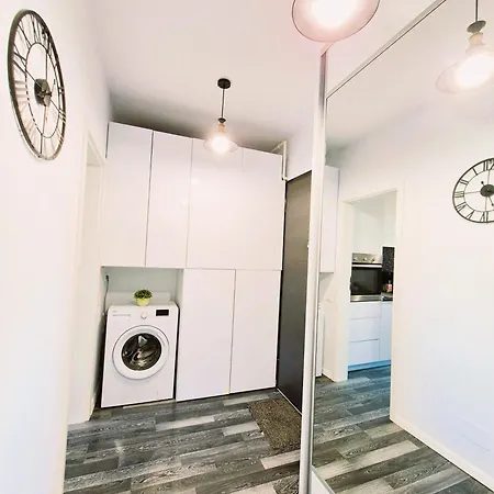 Chique Near Mall Plaza *