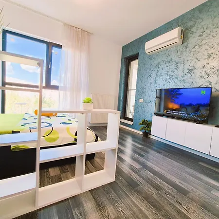 Chique Near Mall Plaza *