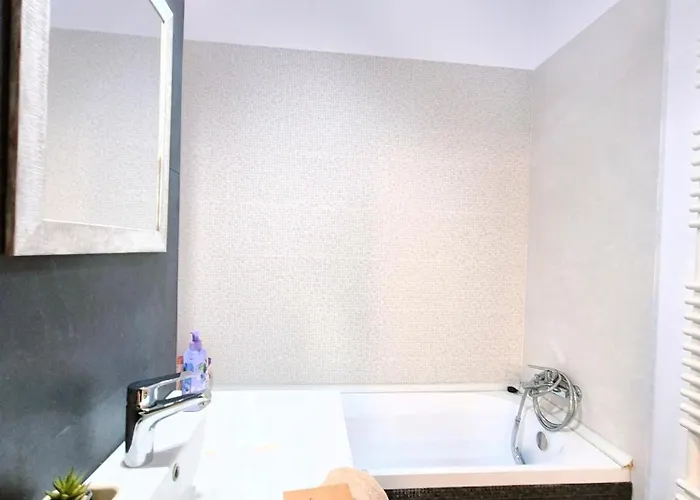 Chique Near Mall Plaza *