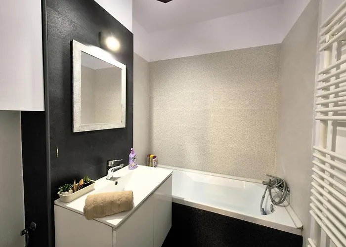 Апартаменти Chique Near Mall Plaza Бухарест